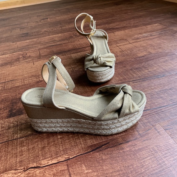 Michael Kors textured gold opentoe platform sandal - Picture 3 of 8